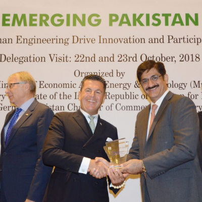 Bavarian Business Delegation to Pakistan, October 2018: Syed Murad Ali Shah, Chief Minister of Sindh, hands over the shield of German Pakistan Chamber of Commerce & Industry to Honorary Consul Dr. Poetis